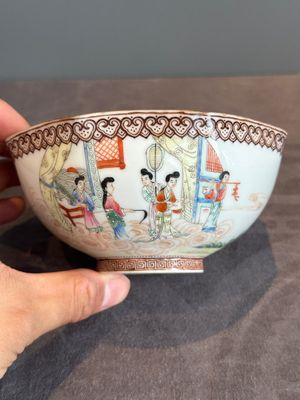 A Chinese famille rose octagonal eggshell bowl with figural design, Qianlong mark, 20th C. — foto 1