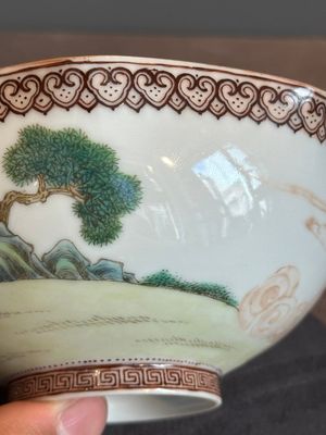 A Chinese famille rose octagonal eggshell bowl with figural design, Qianlong mark, 20th C. — foto 13