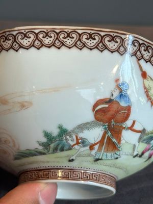 A Chinese famille rose octagonal eggshell bowl with figural design, Qianlong mark, 20th C. — foto 16