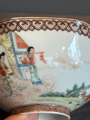 A Chinese famille rose octagonal eggshell bowl with figural design, Qianlong mark, 20th C. — foto 17