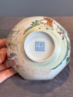 A Chinese famille rose octagonal eggshell bowl with figural design, Qianlong mark, 20th C. — foto 18