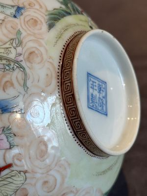 A Chinese famille rose octagonal eggshell bowl with figural design, Qianlong mark, 20th C. — foto 20