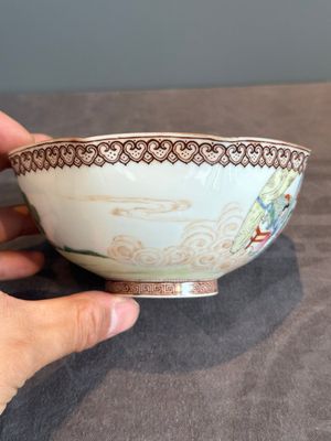 A Chinese famille rose octagonal eggshell bowl with figural design, Qianlong mark, 20th C. — foto 2
