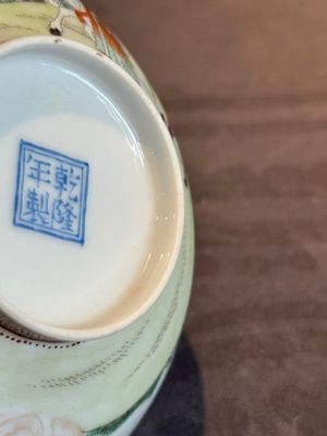 A Chinese famille rose octagonal eggshell bowl with figural design, Qianlong mark, 20th C. — foto 21