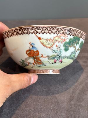 A Chinese famille rose octagonal eggshell bowl with figural design, Qianlong mark, 20th C. — foto 4