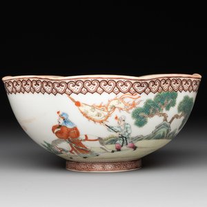 A Chinese famille rose octagonal eggshell bowl with figural design, Qianlong mark, 20th C. — foto 1