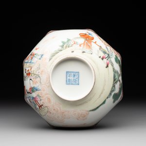 A Chinese famille rose octagonal eggshell bowl with figural design, Qianlong mark, 20th C. — foto 7