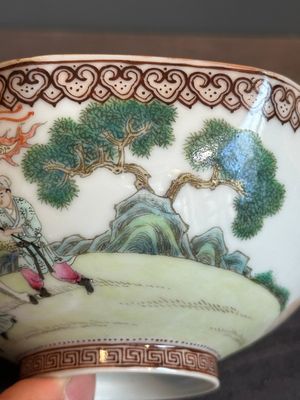A Chinese famille rose octagonal eggshell bowl with figural design, Qianlong mark, 20th C. — foto 14