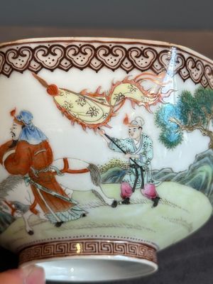 A Chinese famille rose octagonal eggshell bowl with figural design, Qianlong mark, 20th C. — foto 15