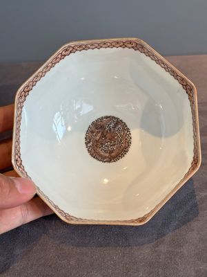 A Chinese famille rose octagonal eggshell bowl with figural design, Qianlong mark, 20th C. — foto 6