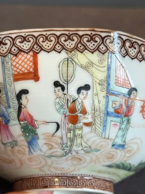 A Chinese famille rose octagonal eggshell bowl with figural design, Qianlong mark, 20th C. — foto 10
