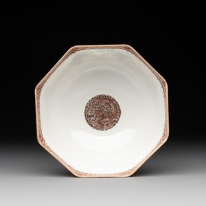 A Chinese famille rose octagonal eggshell bowl with figural design, Qianlong mark, 20th C. — foto 6