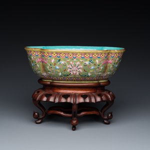 A Chinese famille rose olive-green-ground bowl, Daoguang mark and of the period — 照片 1