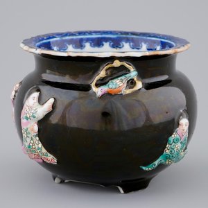 A Chinese famille rose on black-ground moulded censer, 19/20th C. — 照片 1