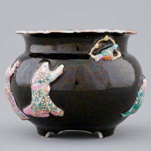 A Chinese famille rose on black-ground moulded censer, 19/20th C. — 照片 2
