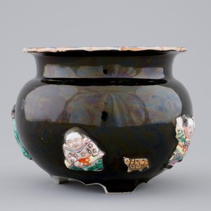 A Chinese famille rose on black-ground moulded censer, 19/20th C. — 照片 4