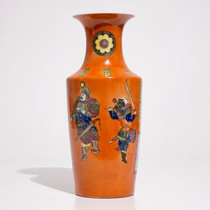 A Chinese famille rose on coral ground Wu Shuang Pu rouleau vase, 20th C. — 照片 3