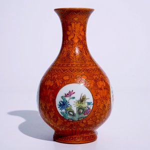 A Chinese famille rose on orange ground yuhuchunping vase, Qianlong mark, 20th C. — photo 3