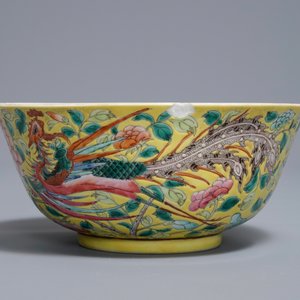 A Chinese famille rose on yellow ground 'phoenix' bowl, Qianlong mark, 19th C. — 照片 3