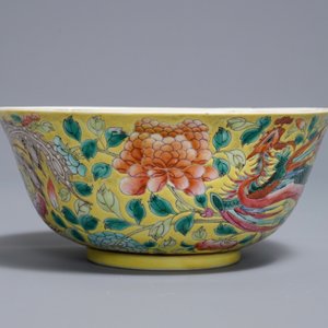 A Chinese famille rose on yellow ground 'phoenix' bowl, Qianlong mark, 19th C. — 照片 4