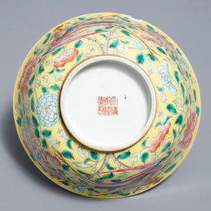 A Chinese famille rose on yellow ground 'phoenix' bowl, Qianlong mark, 19th C. — 照片 6
