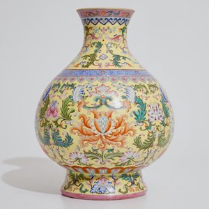 A Chinese famille rose on yellow sgraffiato ground vase in imperial Qianlong style, 20th C. — 照片 3