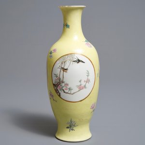 A Chinese famille rose on yellow sgraffiato ground vase, Ju Ren Tang mark, Republic, 20th C. — photo 2