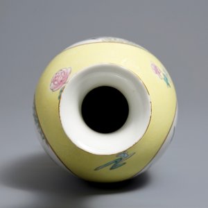 A Chinese famille rose on yellow sgraffiato ground vase, Ju Ren Tang mark, Republic, 20th C. — photo 4