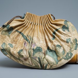 A Chinese famille rose opium pipe with silk pouch, 19th C. — 照片 12