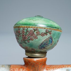 A Chinese famille rose opium pipe with silk pouch, 19th C. — 照片 15