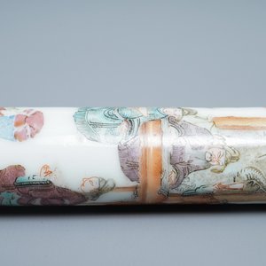 A Chinese famille rose opium pipe with silk pouch, 19th C. — 照片 20