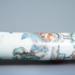 A Chinese famille rose opium pipe with silk pouch, 19th C. — 照片 21