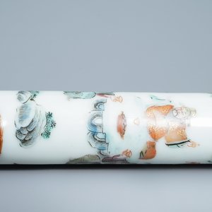 A Chinese famille rose opium pipe with silk pouch, 19th C. — 照片 22