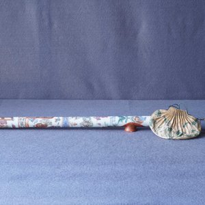 A Chinese famille rose opium pipe with silk pouch, 19th C. — 照片 25
