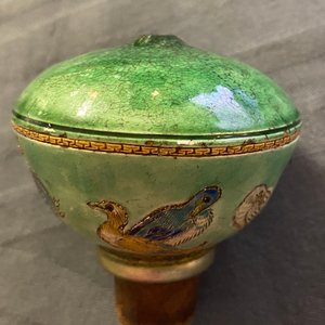 A Chinese famille rose opium pipe with silk pouch, 19th C. — 照片 28