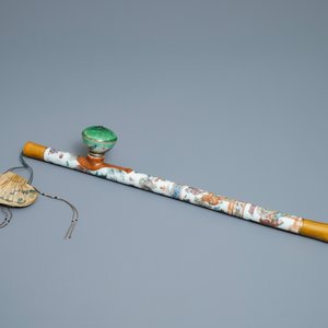 A Chinese famille rose opium pipe with silk pouch, 19th C. — 照片 3