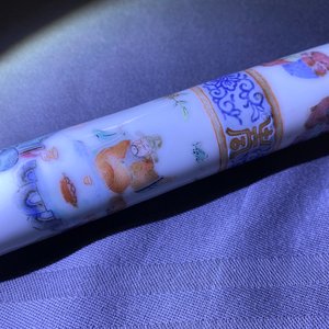 A Chinese famille rose opium pipe with silk pouch, 19th C. — 照片 37