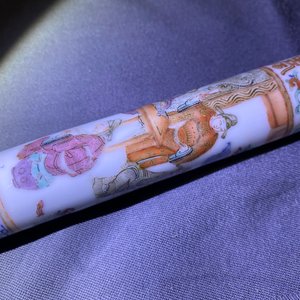 A Chinese famille rose opium pipe with silk pouch, 19th C. — 照片 40