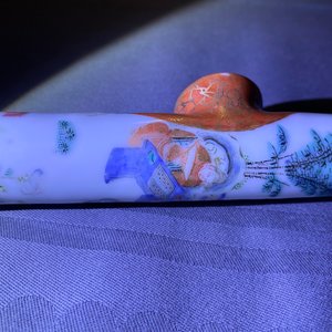 A Chinese famille rose opium pipe with silk pouch, 19th C. — 照片 42