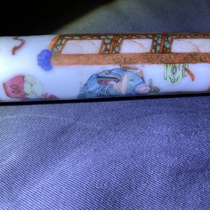 A Chinese famille rose opium pipe with silk pouch, 19th C. — 照片 47