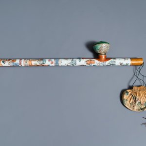A Chinese famille rose opium pipe with silk pouch, 19th C. — 照片 6