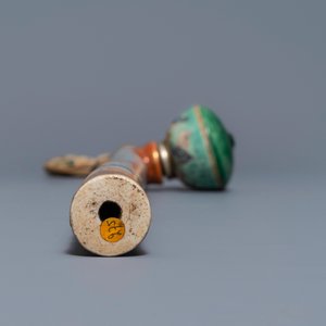 A Chinese famille rose opium pipe with silk pouch, 19th C. — 照片 9
