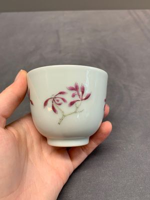 A Chinese famille rose 'orchid' cup, Tui Si Tang Zhi 退思堂製 mark, 19/20th C. — 照片 1