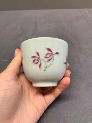 A Chinese famille rose 'orchid' cup, Tui Si Tang Zhi 退思堂製 mark, 19/20th C. — 照片 2