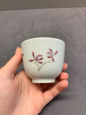 A Chinese famille rose 'orchid' cup, Tui Si Tang Zhi 退思堂製 mark, 19/20th C. — 照片 3