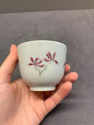 A Chinese famille rose 'orchid' cup, Tui Si Tang Zhi 退思堂製 mark, 19/20th C. — 照片 4