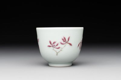 A Chinese famille rose 'orchid' cup, Tui Si Tang Zhi 退思堂製 mark, 19/20th C.