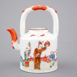 Une théière en porcelaine de Chine famille rose, 19ème — photo 1