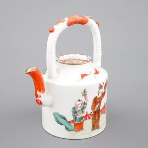 Une théière en porcelaine de Chine famille rose, 19ème — photo 2