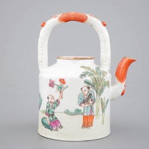 Une théière en porcelaine de Chine famille rose, 19ème — photo 3